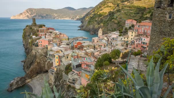 Vernazza adalah salah satu kota tertua dan terindah di Cinque Terre, Italia — Stok Video