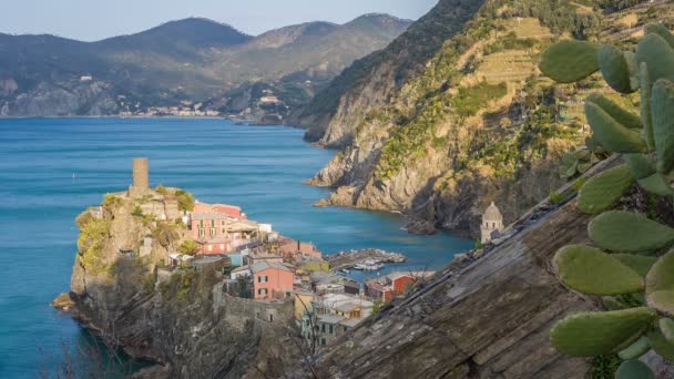 Vernazza egyike a legrégebbi és legszebb városok a Cinque Terre, Olaszország — Stock videók