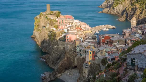 Vernazza egyike a legrégebbi és legszebb városok a Cinque Terre, Olaszország — Stock videók