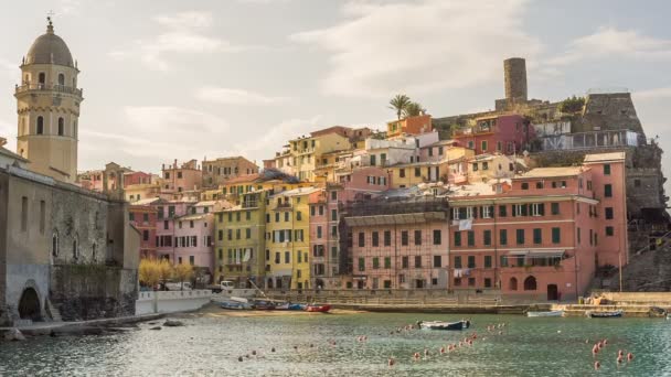 Vernazza Cinque Terre, İtalya en eski ve en güzel şehirlerinden biridir — Stok video