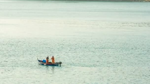 Gün batımında İtalyan balıkçılar — Stok video