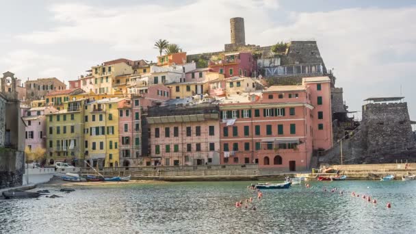 Vernazza Cinque Terre, İtalya en eski ve en güzel şehirlerinden biridir — Stok video