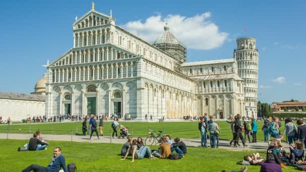 PISA ITALY - MARCH 24, 2016: menara miring Pisa adalah menara lonceng yang terletak di atas tanah milik katedral kota Pisa, Italia, yang dikenal akan kemiringannya yang tidak disengaja. . — Stok Video