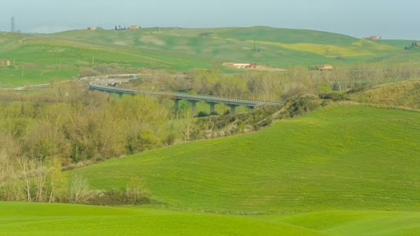 Utsikt över de böljande kullarna i Toscana, Italien — Stockvideo