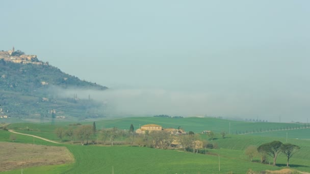 Utsikt över de böljande kullarna i Toscana, Italien — Stockvideo