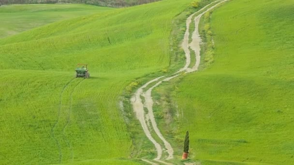 Utsikt över de böljande kullarna i Toscana, Italien — Stockvideo