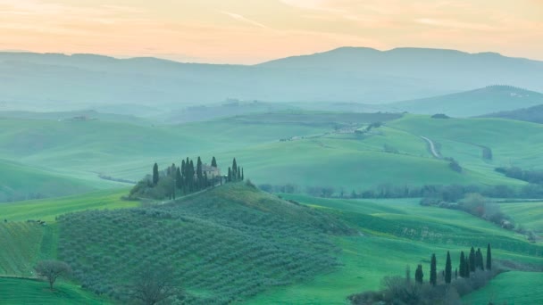 Utsikt över de böljande kullarna i Toscana, Italien — Stockvideo