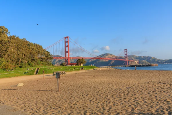 Temprano en la mañana cerca del Golden Gate Bridge, San Francisco, CA, EE.UU. — Foto de Stock