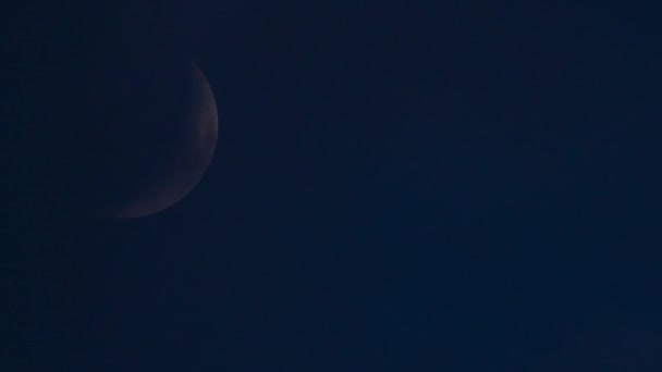 新月形月亮在天空中的运动 — 图库视频影像