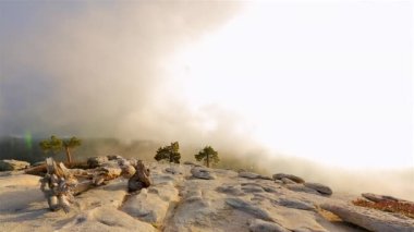 Yosemite Ulusal Parkı 'ndaki Sentinel Dome' dan harika bir manzara, California, ABD