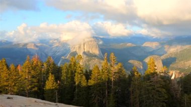 Yosemite Ulusal Parkı 'ndaki Sentinel Dome' dan harika bir manzara, California, ABD