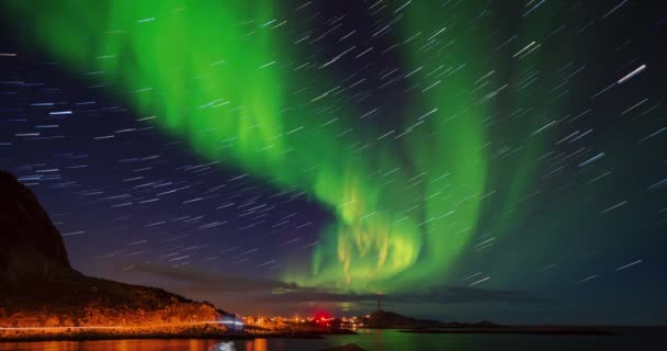 Northern Lights Sobre Leknes Com Lua Nuvens Baixas Iluminadas Por — Vídeo de Stock