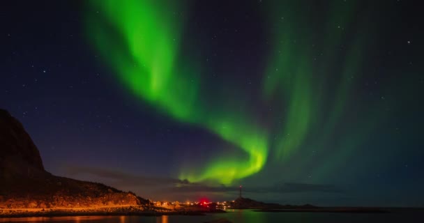 Northern Lights Sobre Leknes Com Lua Nuvens Baixas Iluminadas Por — Vídeo de Stock