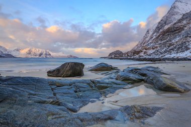 Gündoğumu, Lofoten, Norveç 'teki Haukland Sahili' nden görüntü
