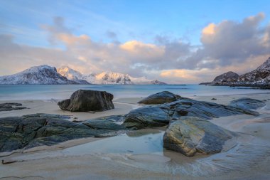 Gündoğumu, Lofoten, Norveç 'teki Haukland Sahili' nden görüntü