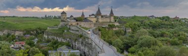 Kamianets-Podilskyi Kalesi, Ukrayna 'da alacakaranlıkta görünüm