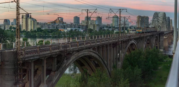 Tren Mueve Tiempo Después Puesta Del Sol Viejo Puente Ferroviario — Foto de Stock