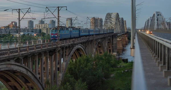 Der Zug Fährt Planmäßig Nach Sonnenuntergang Auf Der Alten Eisenbahnbrücke — Stockfoto