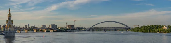 ドニエプル キエフ ウクライナを横断するハーバーブリッジとPodolsko Voskresensky橋の眺め — ストック写真