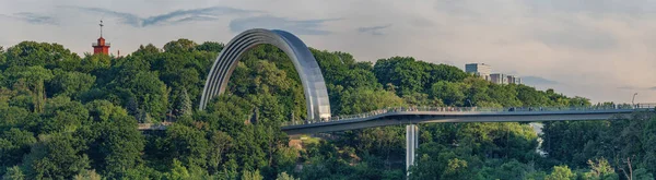 View People Friendship Arch Pedestrian Bicycle Bridge Vladimirsky Descent Kyiv — Stock Photo, Image