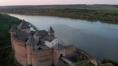 Dinyester Nehri 'nin arka planda görünür olduğu Khotyn Kalesi' nin günbatımında hava manzarası.
