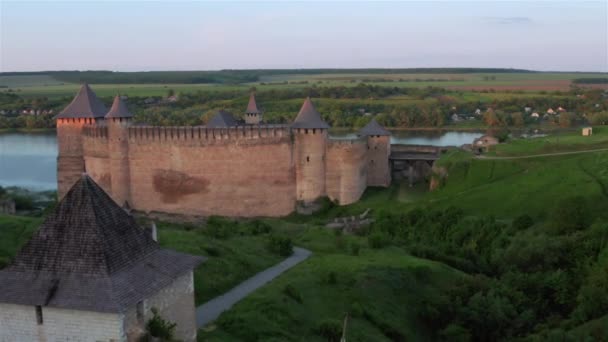 Vue Aérienne Coucher Soleil Forteresse Khotyn Rivière Dniester Est Visible — Video