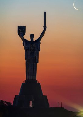 Güneşin doğuşundan önce gökyüzünde hilal olan ana anıt, Kyiv, Ukrayna