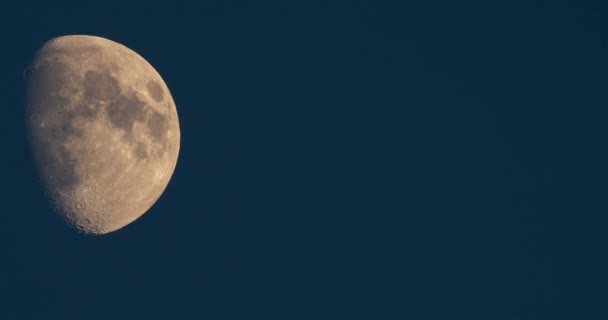 Luna Mueve Través Del Cielo Nocturno — Vídeo de stock