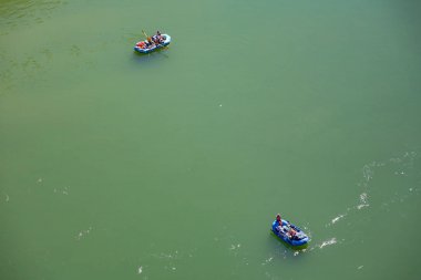 Navajo Köprüsü 'nden Colorado Nehri, Arizona, ABD' de rafting yapan turistlerin görüntüsü