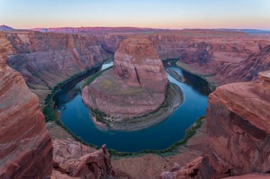 Horseshoe Bend, Amerika Birleşik Devletleri 'nin Arizona eyaletinin Page kasabası yakınlarında bulunan Colorado Nehri' nin at nalı şeklinde bir kıvrımının adıdır..