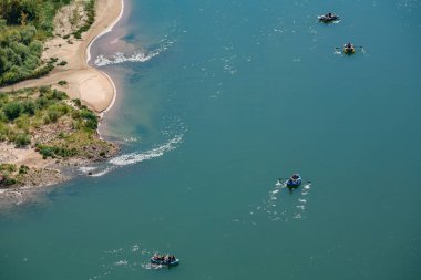 Navajo Köprüsü 'nden Colorado Nehri, Arizona, ABD' de rafting yapan turistlerin görüntüsü