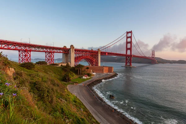 Golden Gate Bridge Illuminated Sunrise San Francisco Usa — Stock Photo, Image