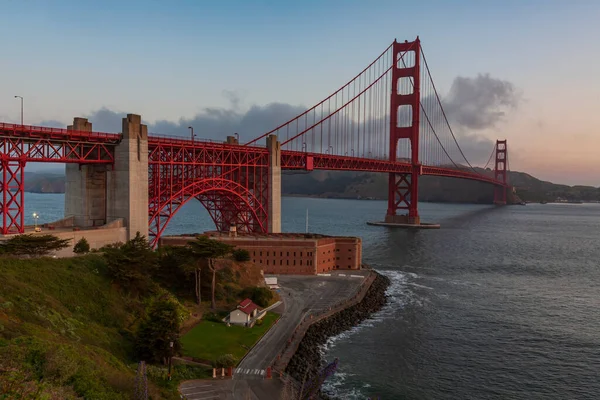 Golden Gate Bridge Illuminated Sunrise San Francisco Usa — Stock Photo, Image