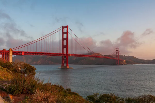 金门大桥在日出时亮起 美国旧金山 — 图库照片