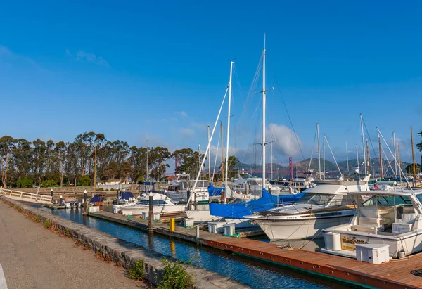 Vista Marina Com Iates Ancorados Primeiro Plano Fundo Golden Gate — Fotografia de Stock