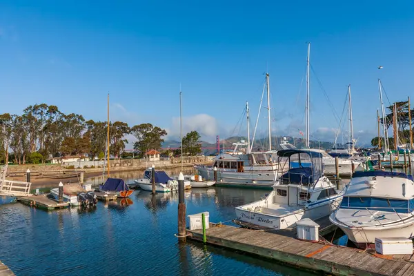 Marina Med Förtöjda Båtar Förgrunden Bakgrunden Golden Gate Bridge Små — Stockfoto