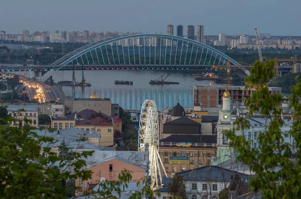 Vista Noturna Ponte Podilskyi Rio Dnieper Roda Ferris Praça Kontraktova — Fotografia de Stock