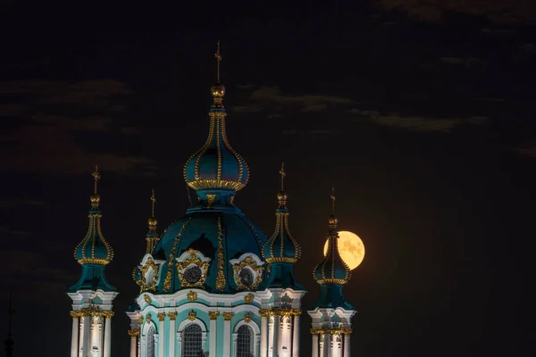 Pełnia Księżyca Świeci Przez Wieżę Kościoła Andrzeja Kijów Ukraina — Zdjęcie stockowe