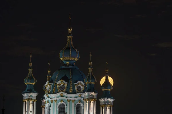 Повний Місяць Світить Через Вежу Церкви Святого Андрія Київ Україна — стокове фото
