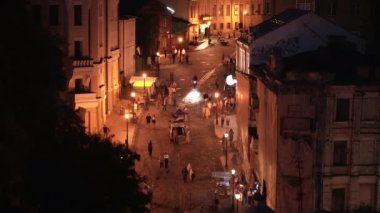 Ukrayna 'nın Kiev kentindeki ünlü Andreevskiy Uzviz caddesinde gece hayatı.