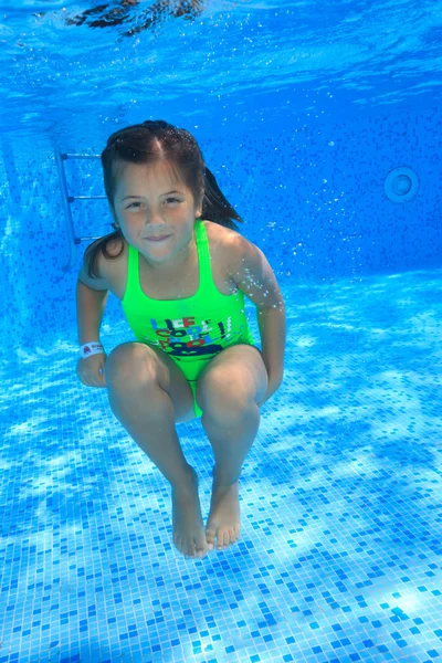 수영장에 있는 소녀 — 스톡 사진