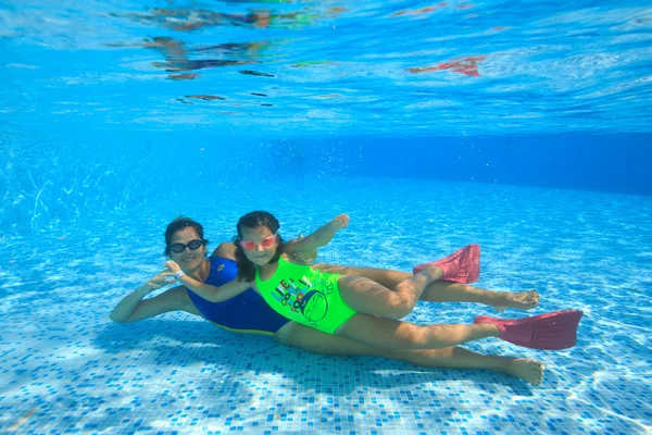 Mãe e filha mergulham na piscina — Fotografia de Stock