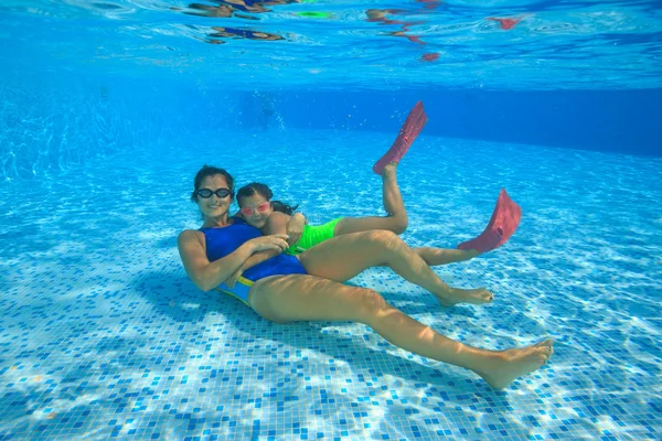 Mãe e filha mergulham na piscina — Fotografia de Stock