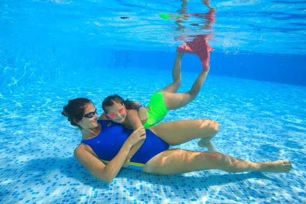 Mãe e filha mergulham na piscina — Fotografia de Stock