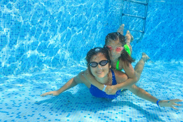 母亲和女儿跳进游泳池 — 图库照片