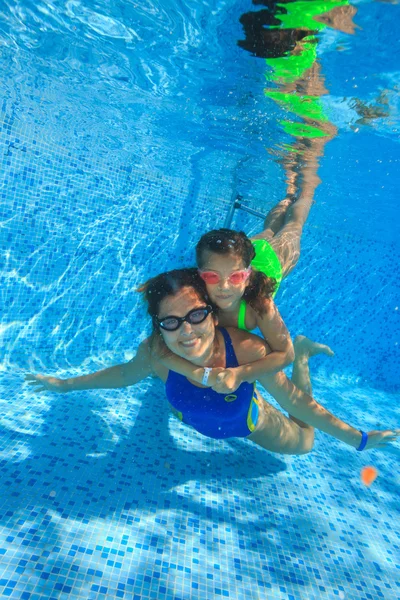Madre e hija se sumergen en la piscina —  Fotos de Stock