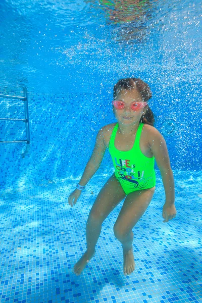 Menina na piscina — Fotografia de Stock