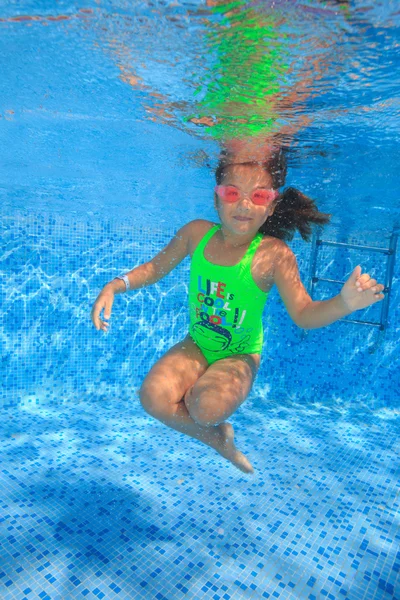 Menina na piscina — Fotografia de Stock