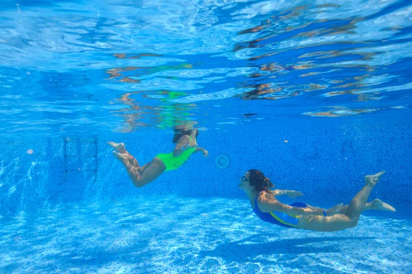 Madre e hija se sumergen en la piscina —  Fotos de Stock