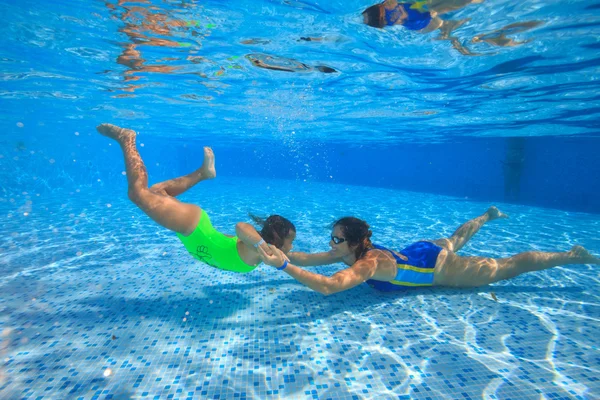 Madre e hija se sumergen en la piscina —  Fotos de Stock